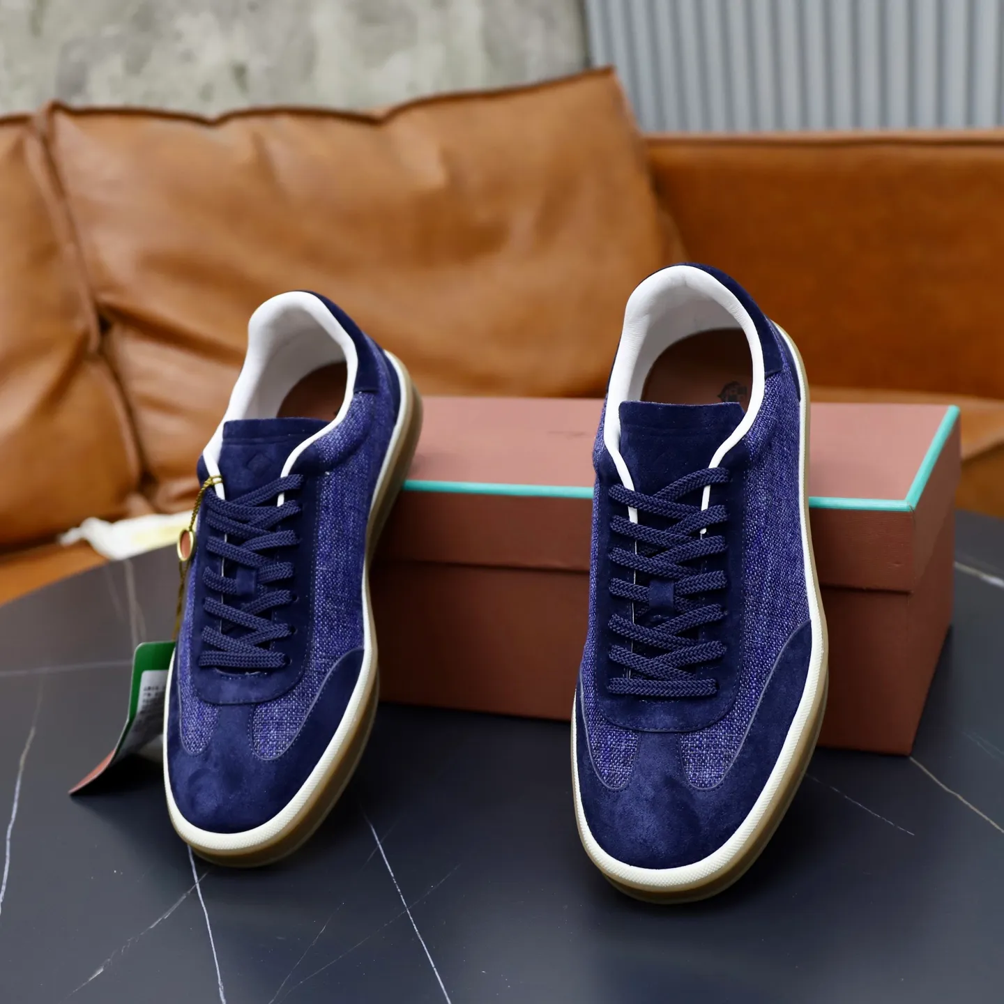 Ex-factory price: 540💰Loro Riana men’s moral training sneakers! Made from high-quality materials and designed in a low-cut silhouette, it offers an elegant and stylish look that's suitable for year-round wear. The unique double-layer sole aesthetic design, caramel cup-shaped outsole is decorated with off-white rubber trim, creating an attractive color combination. Pair with tailored pieces or jeans for a sophisticated yet casual look. The heel is decorated with soft cow leather tongue with Kummel color inserts and cotton laces with embossed LP logo. Upper: cow split suede stitching knitted fabric. Lining: original thickened soft sheepskin. Size: 38-39-40-41-42-43-44 (customized in 45.46)